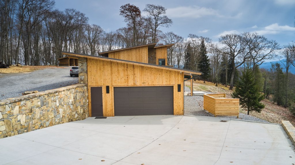 The home’s angular shape complements the sloping location, adding a masculine, organic feel to the residence’s aesthetic.