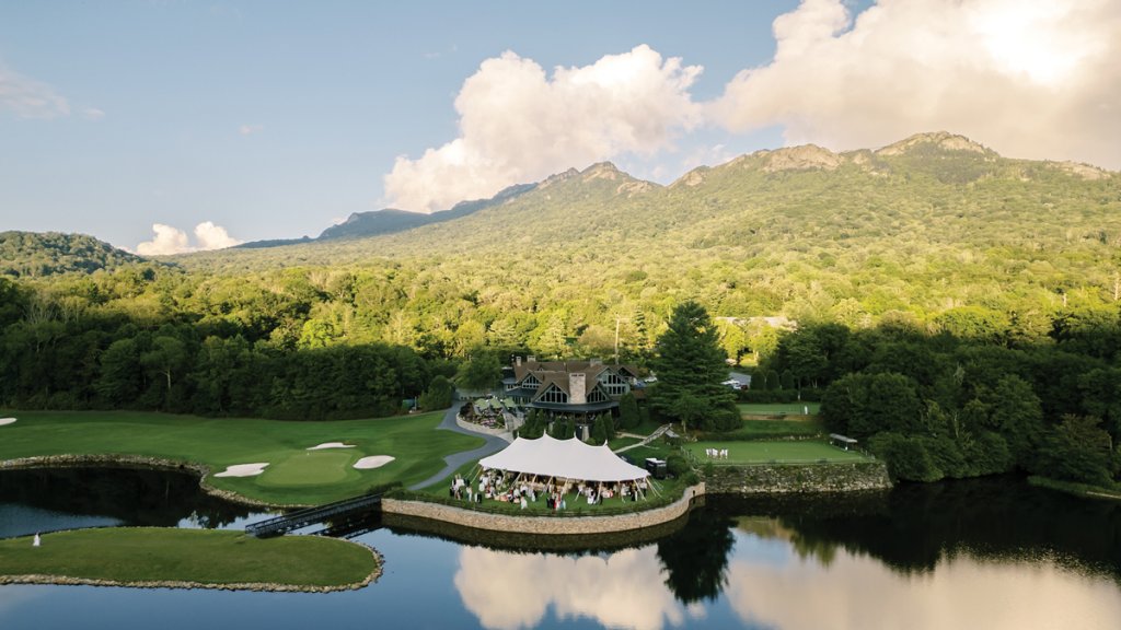 The country club’s open view of the Blue Ridge Mountains created a stellar ceremony backdrop.