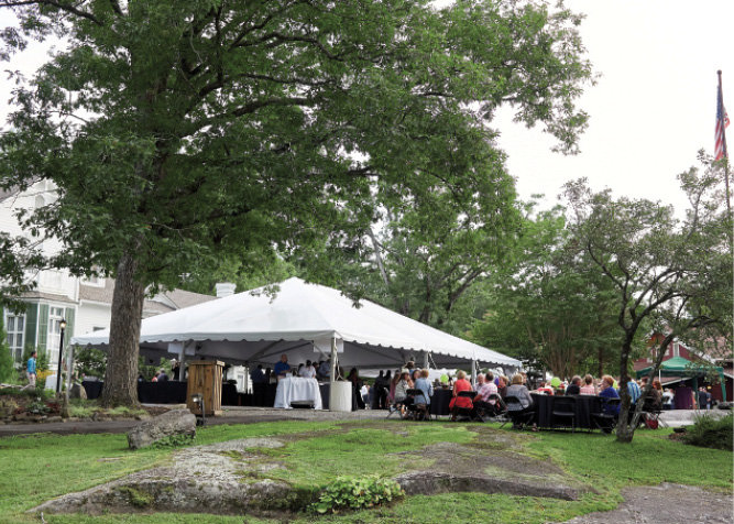 Guests dined outdoors pre-show, with offerings laid out at the catering tent on “the rock.”