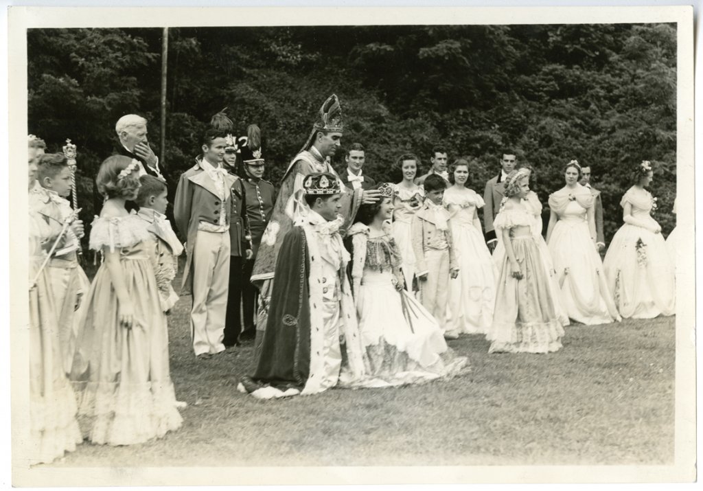 At the 12th annual Rhodedendron Festival in 1939, a king and queen are selected.