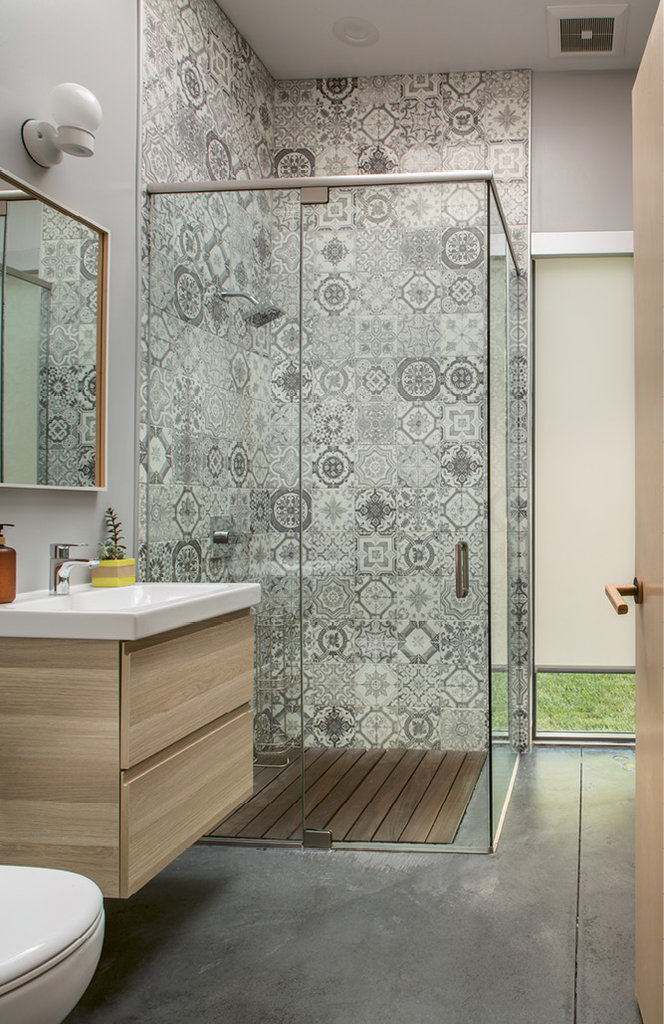 In the guest bathroom, the couple chose a patterned tile.