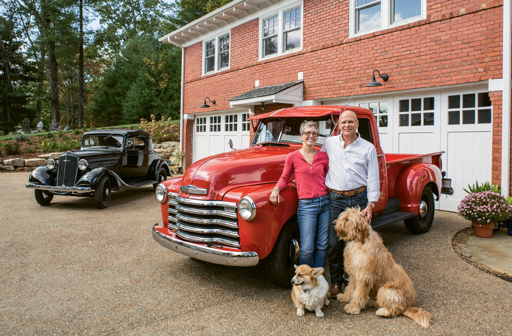 The detached carriage house, which houses the couple’s antique cars and an upstairs apartment, was renovated first to accommodate Carole and Cole and their pups, Baxter and Scout, while the main house underwent extensive work.