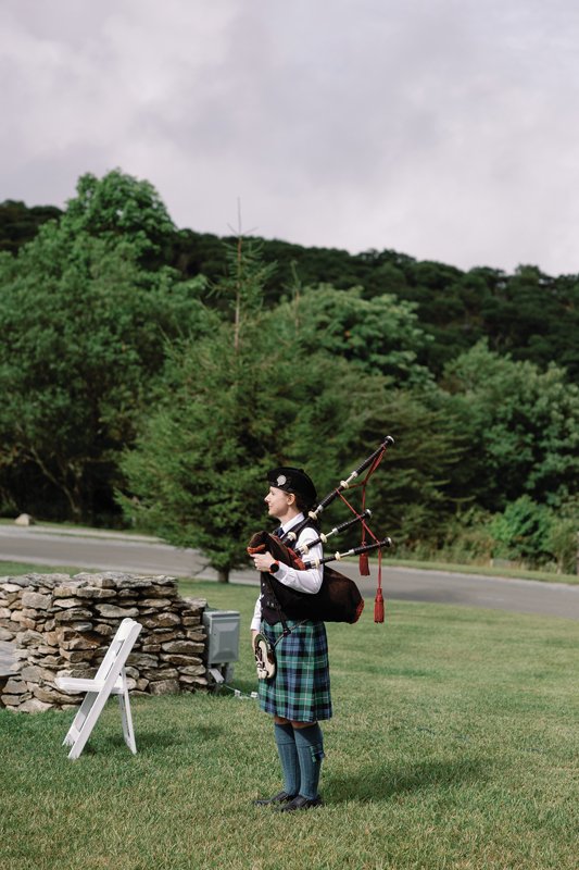 A bagpiper honored the bride’s Scottish heritage.