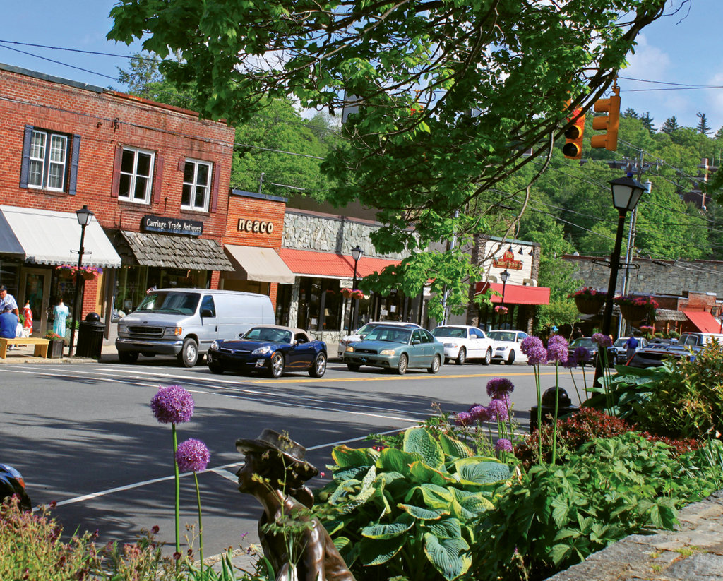 Scenes to Savor:  Blowing Rock’s pedestrian-friendly Main Street is lined with boutiques, restaurants, and a quaint park in the center.